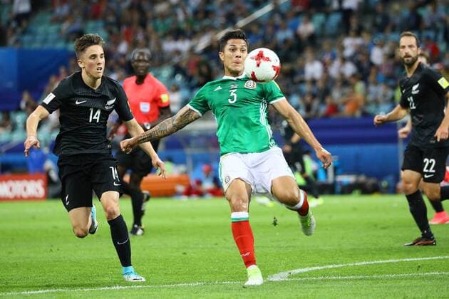 Carlos Salcedo (Mexiko, Mexico) klaert vor Ryan Thomas (Neuseeland, New Zealand) - 21.06.2017: Mexiko vs. Neuseeland, Fisht Stadium Sotschi