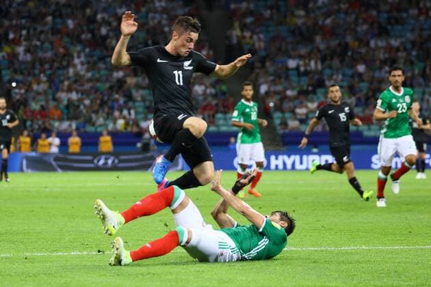 Nestor Araujo (Mexiko, Mexico) gegen Marco Rojas (Neuseeland, New Zealand) - 21.06.2017: Mexiko vs. Neuseeland, Fisht Stadium Sotschi