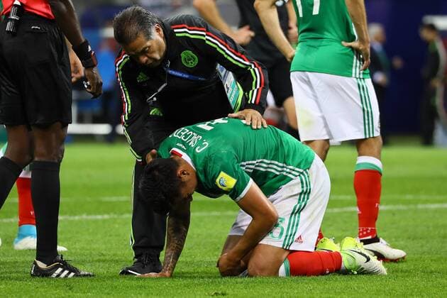 Eintracht Frankfurt Neuzugang Carlos Salcedo (Mexiko, Mexico) hat sich an der Schulter verletzt und muss vom Platz - 21.06.2017: Mexiko vs. Neuseeland, Fisht Stadium Sotschi