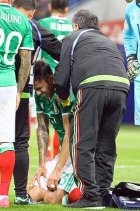 Eintracht Frankfurt Neuzugang Carlos Salcedo (Mexiko, Mexico) hat sich an der Schulter verletzt und muss vom Platz - 21.06.2017: Mexiko vs. Neuseeland, Fisht Stadium Sotschi