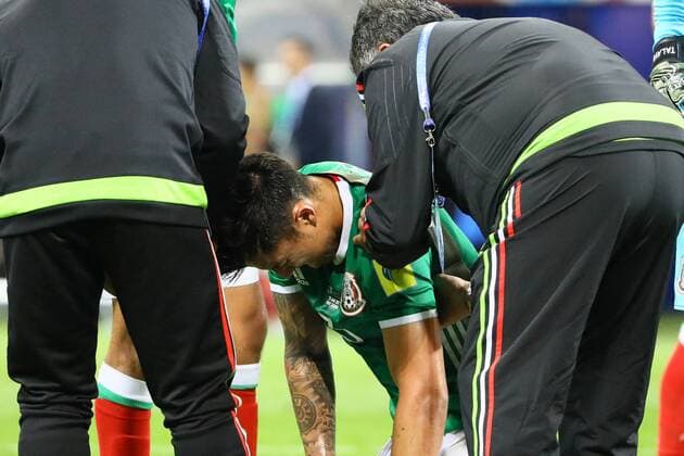 Eintracht Frankfurt Neuzugang Carlos Salcedo (Mexiko, Mexico) hat sich an der Schulter verletzt und muss vom Platz - 21.06.2017: Mexiko vs. Neuseeland, Fisht Stadium Sotschi