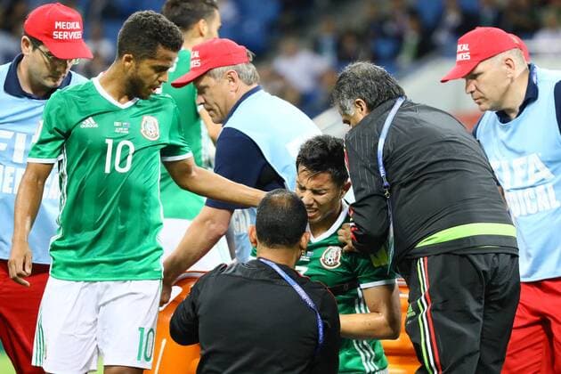 Eintracht Frankfurt Neuzugang Carlos Salcedo (Mexiko, Mexico) hat sich an der Schulter verletzt und muss vom Platz, Giovani Dos Santos (Mexiko, Mexico) sorgt sich - 21.06.2017: Mexiko vs. Neuseeland, Fisht Stadium Sotschi