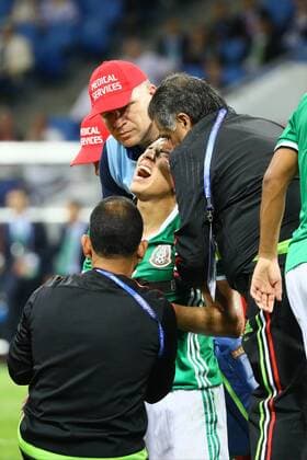 Eintracht Frankfurt Neuzugang Carlos Salcedo (Mexiko, Mexico) hat sich an der Schulter verletzt und muss vom Platz - 21.06.2017: Mexiko vs. Neuseeland, Fisht Stadium Sotschi