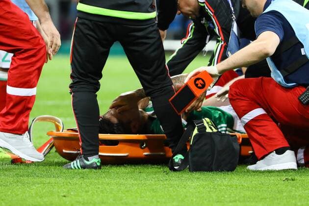 Eintracht Frankfurt Neuzugang Carlos Salcedo (Mexiko, Mexico) hat sich an der Schulter verletzt und muss vom Platz - 21.06.2017: Mexiko vs. Neuseeland, Fisht Stadium Sotschi