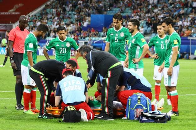 Eintracht Frankfurt Neuzugang Carlos Salcedo (Mexiko, Mexico) hat sich an der Schulter verletzt und muss vom Platz - 21.06.2017: Mexiko vs. Neuseeland, Fisht Stadium Sotschi