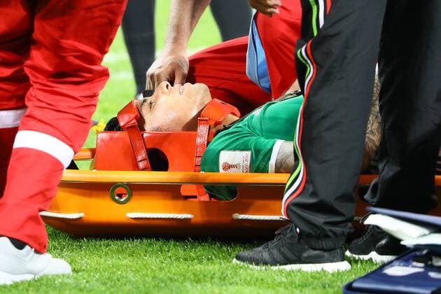 Bilder des Tages - SPORT Eintracht Frankfurt Neuzugang Carlos Salcedo (Mexiko, Mexico) hat sich an der Schulter verletzt und muss vom Platz - 21.06.2017: Mexiko vs. Neuseeland, Fisht Stadium Sotschi