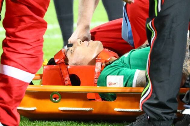 Eintracht Frankfurt Neuzugang Carlos Salcedo (Mexiko, Mexico) hat sich an der Schulter verletzt und muss vom Platz - 21.06.2017: Mexiko vs. Neuseeland, Fisht Stadium Sotschi