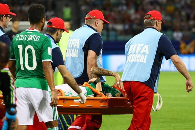 Eintracht Frankfurt Neuzugang Carlos Salcedo (Mexiko, Mexico) hat sich an der Schulter verletzt und muss vom Platz - 21.06.2017: Mexiko vs. Neuseeland, Fisht Stadium Sotschi