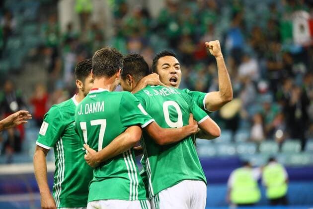 celebrate the goal, Torjubel zum 1:1 Ausgleich um Raul Jimenez (Mexiko, Mexico), Marco Fabian (Mexiko, Mexico) jubelt laut mit - 21.06.2017: Mexiko vs. Neuseeland, Fisht Stadium Sotschi