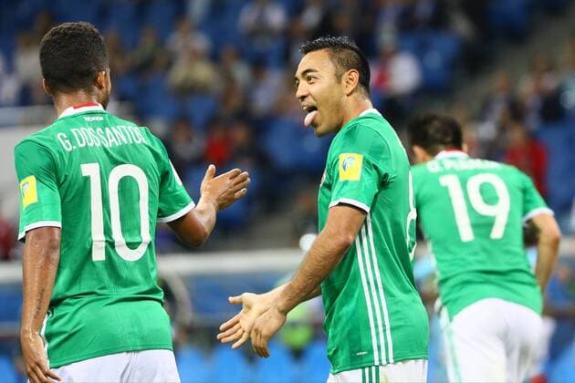 celebrate the goal, Torjubel zum 1:1 Ausgleich um Raul Jimenez (Mexiko, Mexico), Marco Fabian (Mexiko, Mexico) freut sich und flachst mit Giovani Dos Santos (Mexiko, Mexico) - 21.06.2017: Mexiko vs. Neuseeland, Fisht Stadium Sotschi