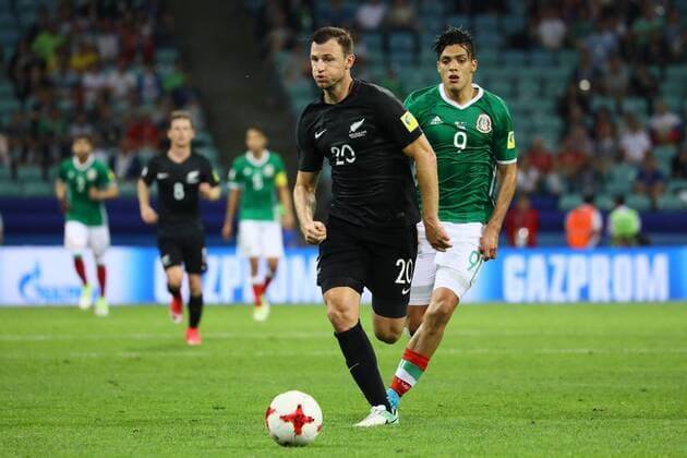Tommy Smith (Neuseeland, New Zealand) gegen Raul Jimenez (Mexiko, Mexico) - 21.06.2017: Mexiko vs. Neuseeland, Fisht Stadium Sotschi