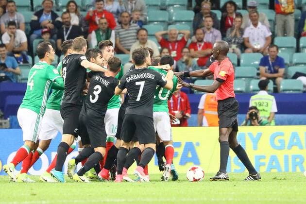 Rangelei zwischen beiden Teams beginnt, Schiedsrichter Bakary Gassama (Gambia) überfordert - 21.06.2017: Mexiko vs. Neuseeland, Fisht Stadium Sotschi