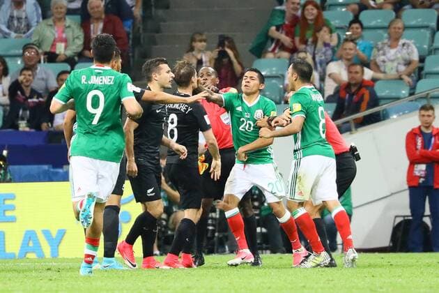 Bilder des Tages - SPORT Rangelei zwischen beiden Teams beginnt, Schiedsrichter Bakary Gassama (Gambia) überfordert - 21.06.2017: Mexiko vs. Neuseeland, Fisht Stadium Sotschi