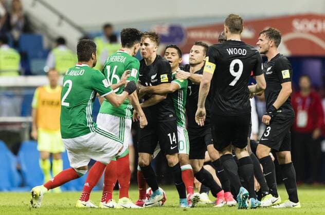 Sochi, 21.06.2017 Rudelbildung: Ryan Thomas (NZL) gegen Hector Herrera (MEX) Mexiko - Neuseeland