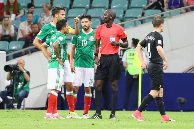 Schiedsrichter Bakary Gassama (Gambia) überfordert bei der Rangelei beider Teams - 21.06.2017: Mexiko vs. Neuseeland, Fisht Stadium Sotschi