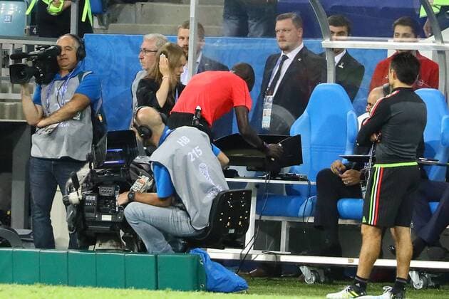 Bilder des Tages - SPORT Schiedsrichter Bakary Gassama (Gambia) konsultiert den Video-Refree - 21.06.2017: Mexiko vs. Neuseeland, Fisht Stadium Sotschi