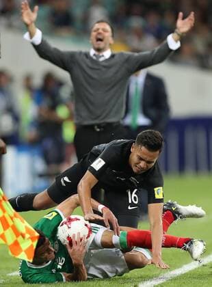 Bilder des Tages - SPORT SOCHI, RUSSIA â€“ JUNE 21, 2017: Mexico s Hector Moreno (L) and New Zealand s Dane Ingham in action in their 2017 FIFA Confederations Cup Group A match at Fisht Stadium. Mexico won the game 2-1.Artyom Korotayev TASS  TS0541F6