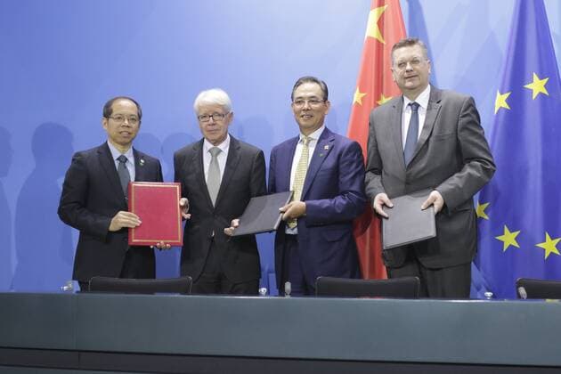 Berlin, Bundeskanzleramt, Unterzeichnung von mehreren Vereinbarungen zur Stärkung der deutsch-chinesischen Zusammenarbeit im Bereich Fußball in Anwesenheit von ChefBK, BM Peter Altmaier, und der stellvertretenden Premierministerin der Volksrepublik China, Liu Yandong, Foto: Cai Zhenhua, chinesischer Tischtennisspieler, -trainer und -funktionär, BVB-Präsident Dr. Reinhard Rauball, stellvertretende Bildungsminister Hao Ping, Reinhard Grindel, Präsident des DFB Berlin Federal Chancellery Signature from several Agreements to Strengthening the German Chinese Cooperation in Range Football in Presence from ChefBK BM Peter Altmaier and the Deputy Prime Minister the People u0026 39;s Republic China Liu Yandong Photo Cai Zhenhua Chinese Table tennis Tischtennis player team manager and Functionary Borussia President Dr Reinhard Rauball vice Education Minister Hao Ping Reinhard Grindel President the DFB Berlin Bundeskanzleramt Unterzeichnung von mehreren Vereinbarungen zur Stärkung der deutsch chines imago 74882954
