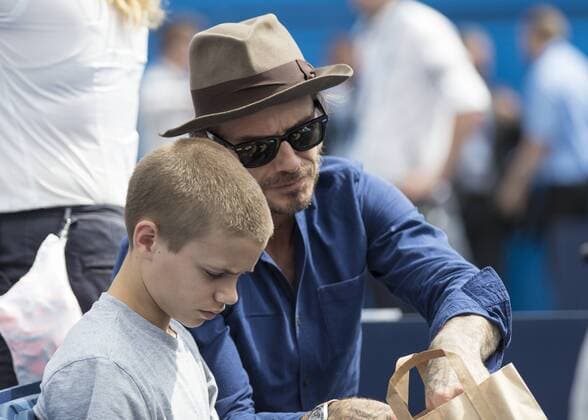 Tennis - 2017 Aegon Championships Queen s Club Championship - Day Four, Thursday Men s Singles: Round of 16 - Jordan THOMPSON (AUS) vs Sam QUERREY (USA) David Beckham OBE raids his son Romeo s packed lunch whilst they watch tennis on the centre court at Queens Club COLORSPORT DANIEL BEARHAM  aegon