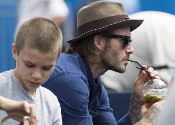 Themen der Woche - Sport Bilder des Tages - SPORT Tennis - 2017 Aegon Championships Queen s Club Championship - Day Four, Thursday Men s Singles: Round of 16 - Jordan THOMPSON (AUS) vs Sam QUERREY (USA) Sir David Beckham OBE sips his pims as he watches the tennis on centre court at Queens Club COLORSPORT DANIEL BEARHAM  aegon