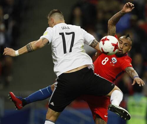 Bilder des Tages - SPORT June 22, 2017 - Kazan, Russia - Niklas Suele (L) of Germany national team Nationalteam and Arturo Vidal of Chile national team vie for the ball during the Group B - FIFA Confederations Cup Russia 2017 match between Germany and Chile at Kazan Arena on June 22, 2017 in Kazan, Russia. Germany v Chile: Group B - FIFA Confederations Cup Russia 2017  - ZUMAn230 20170622_zaa_n230_258 Copyright: xMikexKireevx