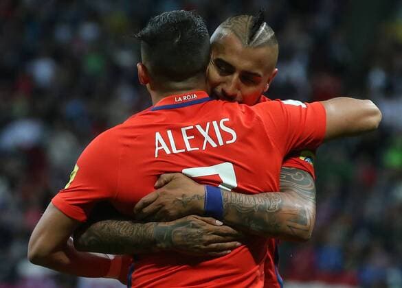 Bilder des Tages - SPORT KAZAN, RUSSIA - JUNE 22, 2017: Chile s Alexis Sanchez (front) and Arturo Vidal embrace in the 2017 FIFA Confederations Cup Group B football match against Germany at Kazan Arena Stadium. The game ended in a 1-1 draw. Stanislav Krasilnikov TASS  TS054588