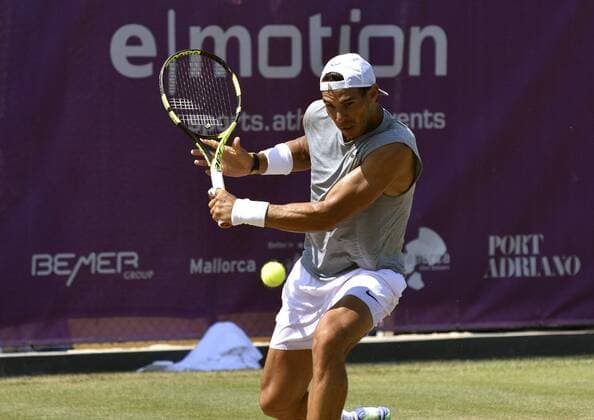 Bilder des Tages - SPORT Spanish tennis player Rafael Nadal in action during a training session at the Mallorca Open tennis center in Palma Majorca, the Balearic Islands, Spain, on 23 June 2017. The 15 grand slam winner Rafa Nadal Nadal is preparing for the 2017 Wimbledon Championships that will be held at the All England Lawn Tennis and Croquet Club in Wimbledon from 03 July to 16 July. Rafa Nadal gets ready for Wimbledon !ACHTUNG: NUR REDAKTIONELLE NUTZUNG!  Copyright: xAtienzax GRA158 20170623-636338253633538291
