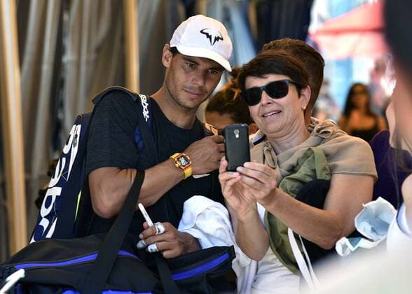 Spanish tennis player Rafael Nadal (L) poses for a selfie with a fan during a training session at the Mallorca Open tennis center in Palma Majorca, the Balearic Islands, Spain, on 23 June 2017. The 15 grand slam winner Rafa Nadal Nadal is preparing for the 2017 Wimbledon Championships that will be held at the All England Lawn Tennis and Croquet Club in Wimbledon from 03 July to 16 July. Rafa Nadal gets ready for Wimbledon !ACHTUNG: NUR REDAKTIONELLE NUTZUNG!  Copyright: xAtienzax GRA158 20170623-636338254278918565