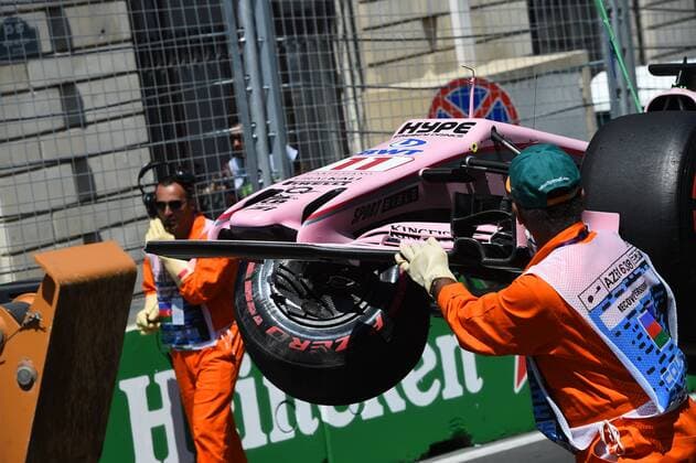das Wrack von Sergio Perez (Sahara Force India F1 Team) wird abtransportiert, Grosser Preis von Aserbaidschan 2017, Freies Training, Motorsport, Formel 1, 23.06.2017, Baku Copyright: xAndre Eibner-Pressefotox EP_JAE