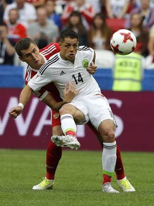 Themen der Woche - Sport Bilder des Tages - SPORT Mexico vs. Russia SAO PETERSBURGO, MO - 24.06.2017: MEXICO VS. RUSSIA - HERNANDEZ Javier of Mexico plays the ball with Viktor VASIN of Russia during a match between Mexico and Russia valid for the third round of the Confederations Cup 2017 on Saturday (24) held at Kazan Arena Stadium in Kazan, Russia. (Photo: Rodolfo Buhrer La Imagem Fotoarena) x1343472x  RodolfoxBuhrer