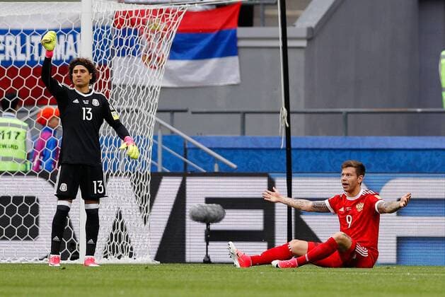 Mexico vs. Russia SAO PETERSBURGO, MO - 24.06.2017: MEXICO VS. RUSSIA - After a controversial move, OCHOA Guillermo of Mexico are asking for a yellow card for SMOLOV Fedor from Russia during a match between Mexico and Russia, valid for the third round of the 2017 Confederations Cup on Saturday (24th), held Kazan Arena in Kazan, Russia. (Photo: Marcelo Machado de Melo Fotoarena) x1343476x  MarceloxMachadoxdexMelo