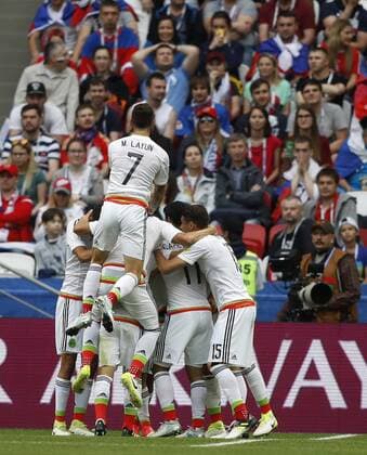 Mexico vs. Russia SAO PETERSBURGO, MO - 24.06.2017: MEXICO VS. RUSSIA - Players celebrate ARAUJO Nestor& 39;s from rom Mexico during a match between Mexico and Russia valid for the third roof the 2017 Confederations Cns Cup on Saturday (24) held at the Kazan Arena Stadium in Kazan, Russia. (Photo: Rodolfo Buhrer La Imagem Fotoarena) x1343495x  RodolfoxBuhrer