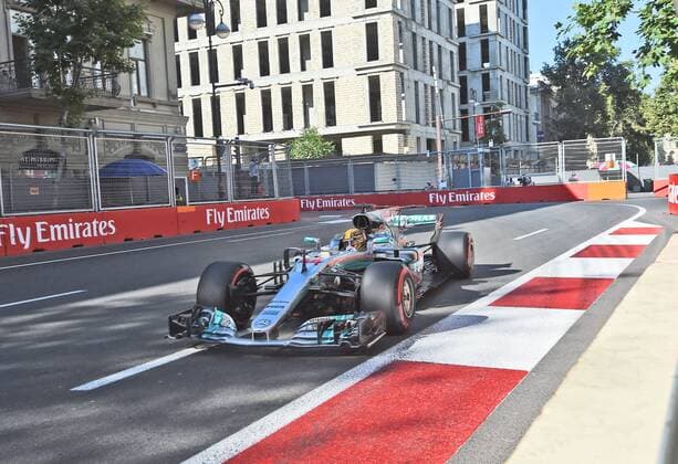Lewis Hamilton (Mercedes AMG Petronas Formula One Team) mit seinem Auto auf der Strecke, Grosser Preis von Aserbaidschan 2017, Qualifikation, Motorsport, Formel 1, 24.06.2017, Baku Copyright: xAndre Eibner-Pressefotox EP_JAE