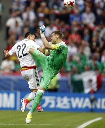Bilder des Tages - SPORT Mexico vs. Russia SAO PETERSBURGO, MO - 24.06.2017: MEXICO VS. RUSSIA - LOZANO Hirving of Mexico contests ball with goalkeeper Igor AKINFEEV of Russia during a match between Mexico and Russia valid for the third round of the Confederations Cup 2017 on Saturday (24), held at Kazan Arena Stadium in Kazan, Russia. (Photo: Rodolfo Buhrer La Imagem Fotoarena) x1343543x  RodolfoxBuhrer