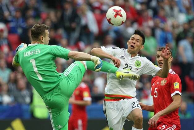 Themen der Woche - Sport Bilder des Tages - SPORT KAZAN, RUSSIA - JUNE 24, 2017: Russia s goalkeeper Igor Akinfeyev, Mexico s Hirving Lozano, and Russia s Viktor Vasin (L-R) in action in their 2017 FIFA Confederations Cup First Stage Group A football match at Kazan Arena Stadium; Mexico won the game 2-1. Yegor Aleyev TASS  TS054A30