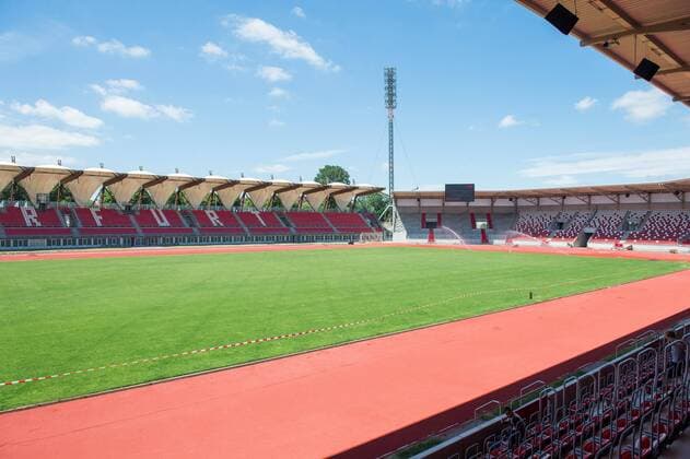 Tag der offenen Tür im Steigerwaldstadion Das Steigerwaldstadion öffnet seine Tore für Besucher und verspricht einmalige Blicke hinter die Kulissen. Das neue Steigerwaldstadion bietet optimale Möglichkeiten für Kongresse und Tagungen, Events und Konzerte sowie Sportveranstaltungen (fast) jeder Couleur. Das Herz bildet der Parksaal mit einer Grundfläche von 1.550 Quadratmetern und Platz für bis zu 1.200 Gästen. Neben modernsten technischen Möglichkeiten, wie einer hochauflösenden 24 Quadratmeter großen LED-Wand und umfassender RGB-Beleuchtung bildet gerade das Enseble aus Tagungszentrum und Stadion einzigartige Möglichkeiten im Herzen des Freistaates Thüringen. Leider war wegen der Bahnbauarbeiten das Innenrund nicht betretbar