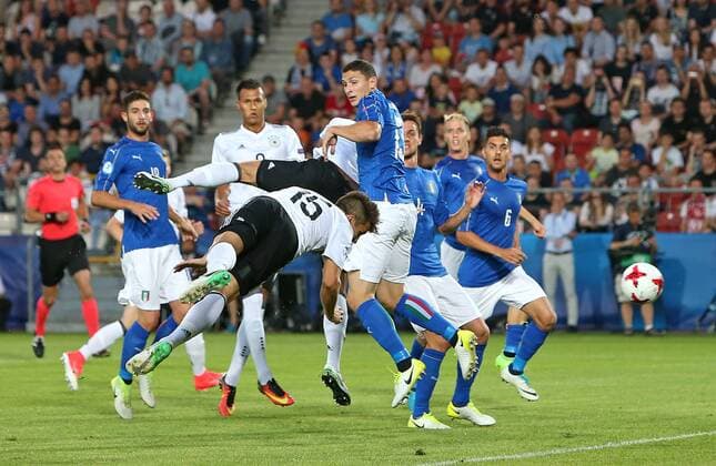 Fußball, U21 EM, Italien - Deutschland 24.06.2017, Fussball U21 U 21 Europameisterschaft 2017 in Polen, Gruppe C, Italien - Deutschland im Cracovia-Stadion Krakau. Tor zum von Marc-Oliver Kempf (mi., Deutschland) wird nicht gegeben 