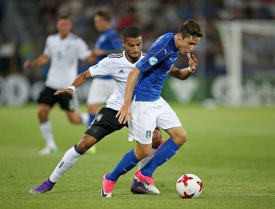 24.06.2017, Fussball U21 U 21 Europameisterschaft 2017 in Polen, Gruppe C, Italien - Deutschland im Cracovia-Stadion Krakau. v.l. Jeremy Toljan (Deutschland) gegen Federico Chiesa (Italien) 