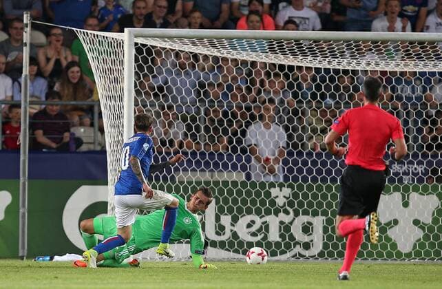 24.06.2017, Fussball U21 U 21 Europameisterschaft 2017 in Polen, Gruppe C, Italien - Deutschland im Cracovia-Stadion Krakau. Tor zum 1:0 , v.l. Torschütze Federico Bernardeschi (Italien) gegen Torwart Julian Pollersbeck (Deutschland) 