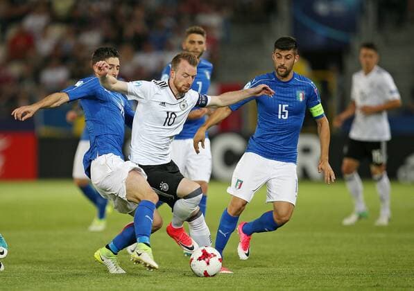 Fußball, U21 EM, Italien - Deutschland 24.06.2017, Fussball U21 U 21 Europameisterschaft 2017 in Polen, Gruppe C, Italien - Deutschland im Cracovia-Stadion Krakau. v.l. Roberto Gagliardini (Italien) gegen Maximilian Arnold (Deutschland) und Marco Benassi (Italien) 