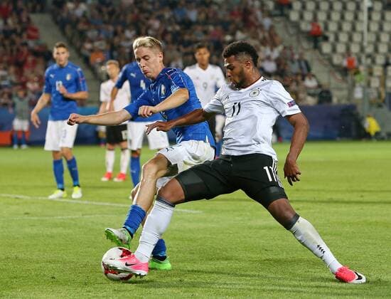 Fußball, U21 EM, Italien - Deutschland 24.06.2017, Fussball U21 U 21 Europameisterschaft 2017 in Polen, Gruppe C, Italien - Deutschland im Cracovia-Stadion Krakau. v.l. Andrea Conti (Italien) gegen Serge Gnabry (Deutschland) 
