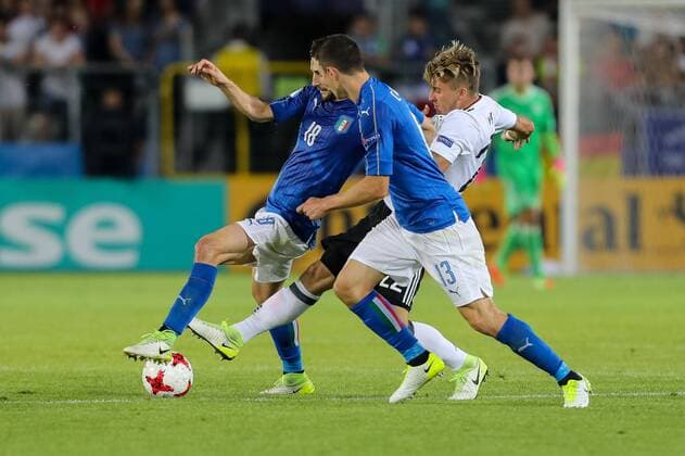 Krakau, Polen, 24.06.2017, Laenderspiel, Gruppenphase - Under 21 European Championship EM Europameisterschaft Italien-Deutschland, Mattia Caldara (ITA) Roberto Gagliardini (ITA) und Maximilian Philipp (GER) im Zweikampf ( DeFodi507