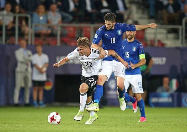 24.06.2017, Fussball U21 U 21 Europameisterschaft 2017 in Polen, Gruppe C, Italien - Deutschland im Cracovia-Stadion Krakau. v.l. Maximilian Philipp (Deutschland) gegen Roberto Gagliardini (Italien) 