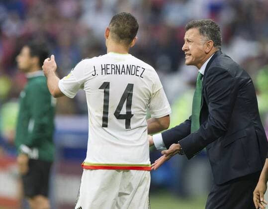 (170625) -- KAZAN, June 25, 2017 -- Juan Carlos Osorio (R), head coach of Mexico, gives instructions to player Javier Hernandez during group A match between Russia and Mexico at the 2017 FIFA Confederations Cup in Kazan, Russia, on June 24, 2017. Mexico won 2-1. ) (SP)RUSSIA-KAZAN-FIFA-CONFED CUP-RUS VS MEX BaixXueqi 