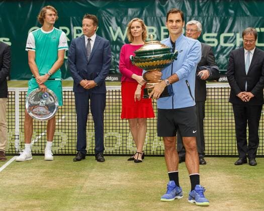 Themen der Woche - Sport Bilder des Tages - SPORT ROGER FEDERER (SUI) mit Pokal, Finalist ALEXANDER ZVEREV (GER), Siegerehrung, Praesentation Tennis - Gerry Weber Open - ATP Tennis Herren 500 - Gerry Weber Stadion - Halle Westf. - Nordrhein Westfalen - Germany - 25 June 2017. Â Copyright: xJuergenxHasenkopfx