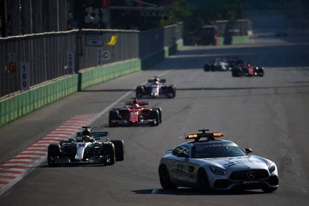 Bilder des Tages - SPORT Azerbaijan Grand Prix, Baku 22 - 25 June 2017 25.06.2017 - Race, Lewis Hamilton (GBR) Mercedes AMG F1 W08 and the Safety car 
