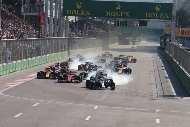 Beim Start bleibt Lewis Hamilton (Mercedes AMG Petronas Formula One Team) vorne, Grosser Preis von Aserbaidschan 2017, Rennen, Motorsport, Formel 1, 25.06.2017, Baku Copyright: xAndre Eibner-Pressefotox EP_JAE