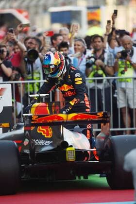 Bilder des Tages - SPORT Daniel Ricciardo (Red Bull Racing) an seinem Auto nach dem Rennen, Grosser Preis von Aserbaidschan 2017, Rennen, Motorsport, Formel 1, 25.06.2017, Baku Copyright: xAndre Eibner-Pressefotox EP_JAE