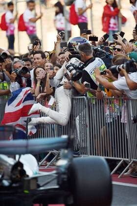 Bilder des Tages - SPORT Lance Stroll (Williams Martini Racing) jubelt mit seinen Mechanikern, Grosser Preis von Aserbaidschan 2017, Rennen, Motorsport, Formel 1, 25.06.2017, Baku Copyright: xAndre Eibner-Pressefotox EP_JAE