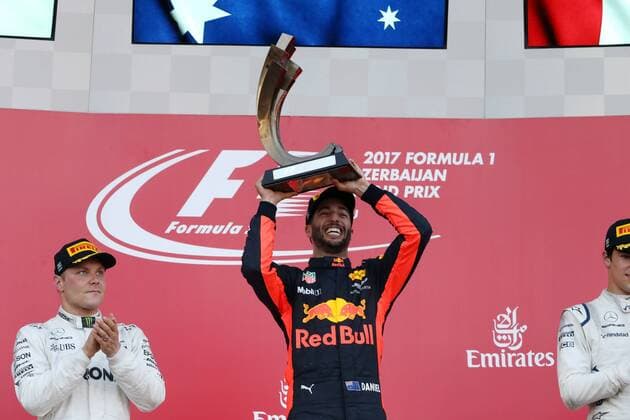 Daniel Ricciardo (Red Bull Racing) jubelt mit Pokal, Grosser Preis von Aserbaidschan 2017, Rennen, Motorsport, Formel 1, 25.06.2017, Baku Copyright: xAndre Eibner-Pressefotox EP_JAE